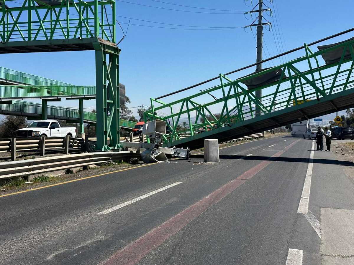 Cae puente peatonal a la altura del Hospital General de Tulancingo. (Cortesía)