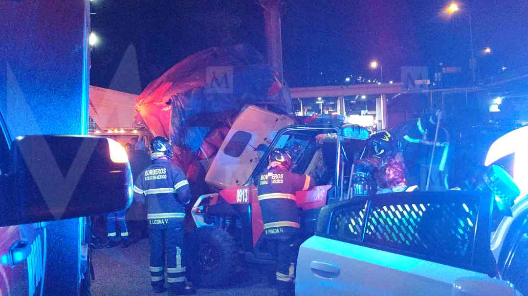 El conductor de un vehículo de carga que circulaba hacia la CdMx presuntamente se quedó sin frenos. Foto: Jorge Becerril