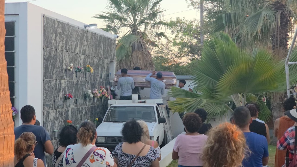 Despiden a maestras en Lázaro Cárdenas. | Foto: Especial