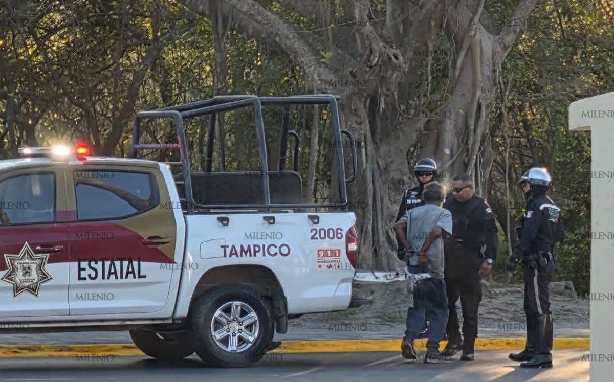 Detienen a hombre en situación de calle presuntamente haciendo actos indebidos.