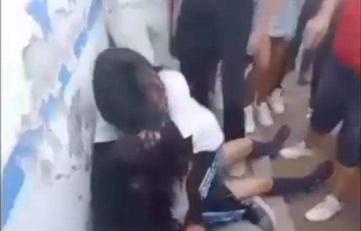 Estudiantes en tizayuca protagonizan pelea a golpes. (Cortesía)