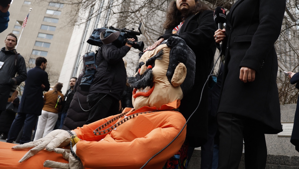 Una figura improvisada del ex presidente venezolano Nicolás Maduro esposada. | AFP