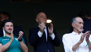 Infantino, presidente de la FIFA, presenció el encuentro entre Bolivia y Surinam en el Estadio Monterrey, correspondiente al repechaje internacional