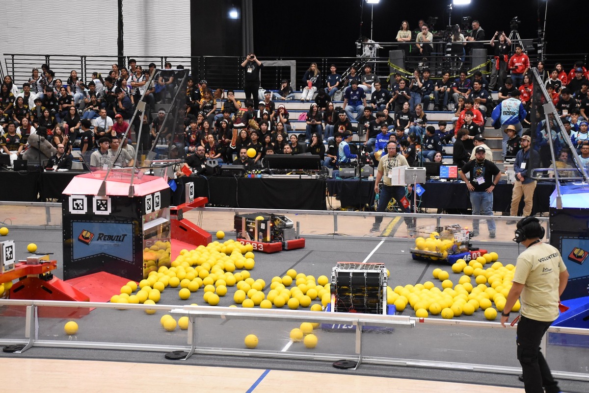 Inician las prácticas  de reconocimiento del campo con los equipos  y robots participantes. | Roberto Amaya