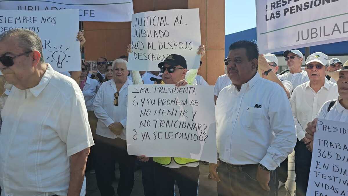 Los manifestantes exigen que se paguen sus pensiones completas. (Juan Carlos Munguía)