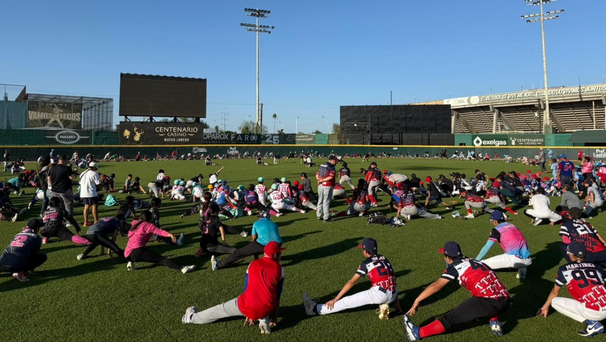 Alrededor de 350 niños participaron en la clínica de beisbol del Consulado de EU y Tecos de los Dos Laredos (Felipe Galindo)