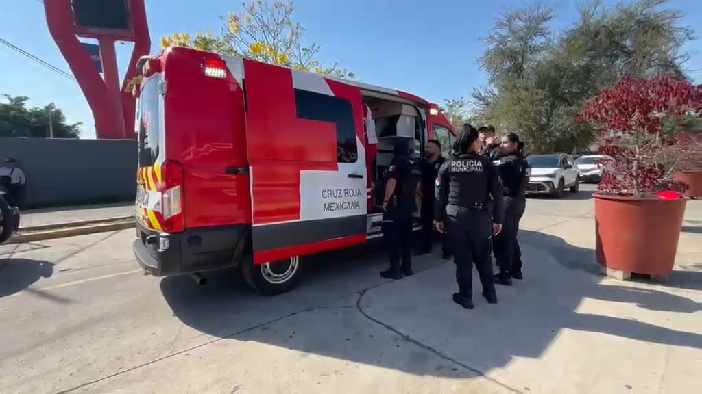 Luego del parto la mujer y la bebé fueron trasladadas a recibir atención médica. (Juan Carlos Munguía)