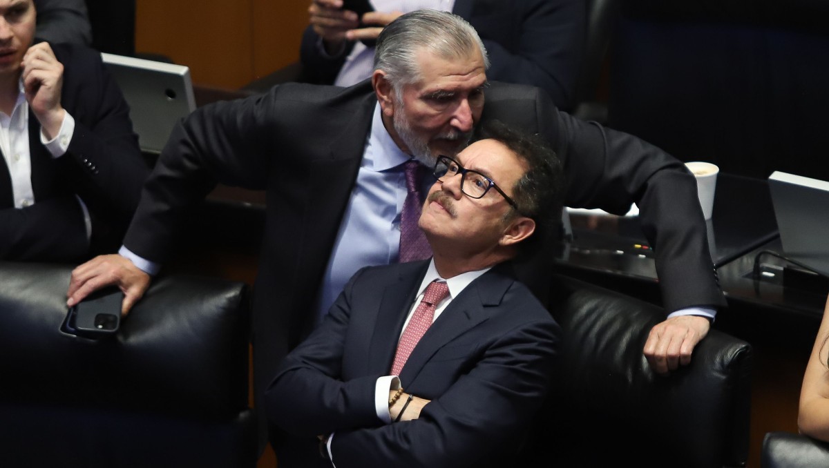 Los senadores de Morena, Adán Augusto López e Ignacio Mier, dialogan durante la discusión del Plan B en el Senado | Foto: Cuartoscuro
