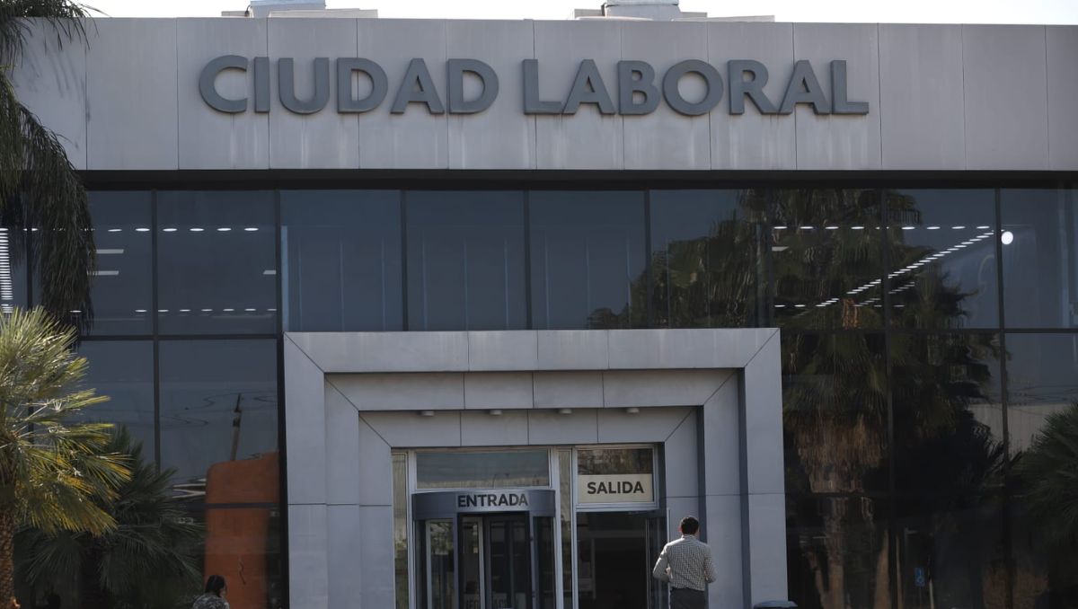 Los ex trabajadores se reunieron en el Centro de Conciliación Laboral de Nuevo León. | Luis Guerra