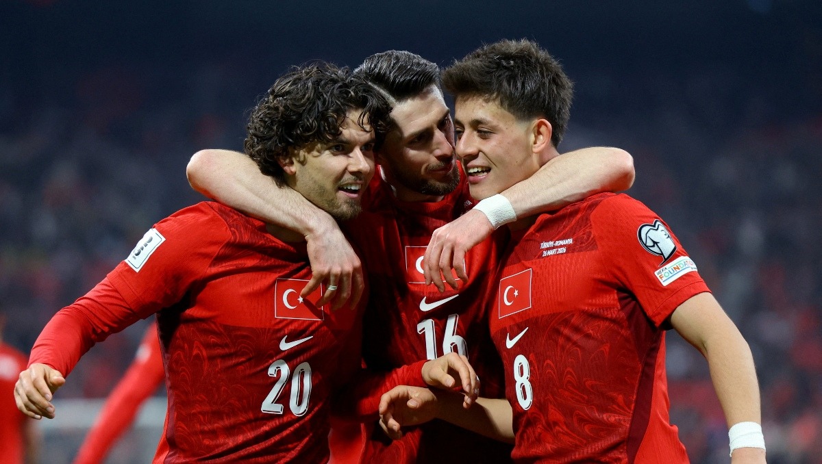 Turquía derrota a Rumania y espera rival entre Eslovaquia y Kosovo (Reuters)