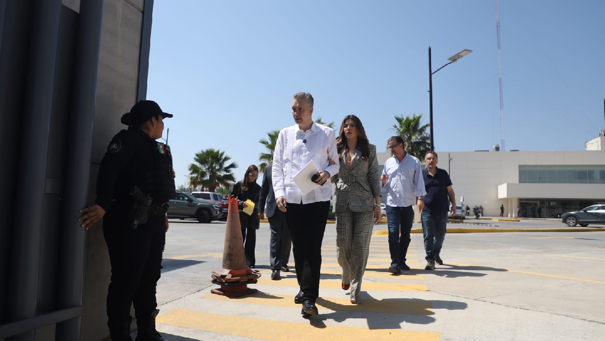 Waldo Fernández, senador por Nuevo León de Morena, arriba a la audiencia contra Karina Barrón | Luis Guerra