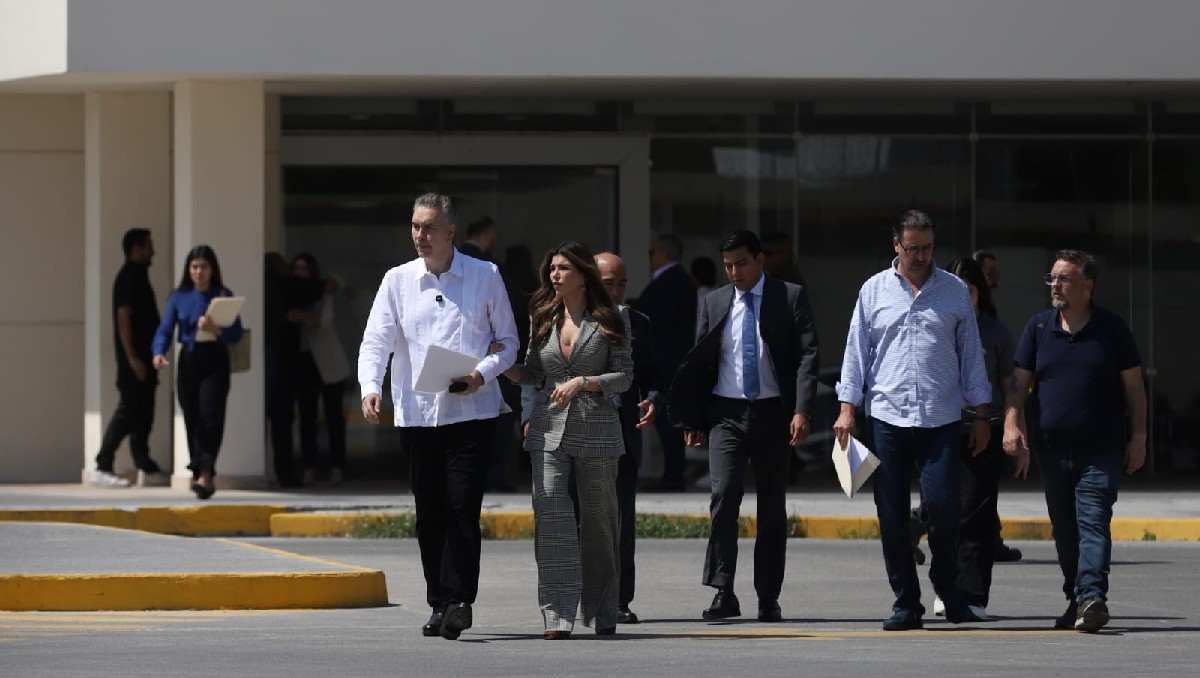 Waldo Fernández, senador por Nuevo León de Morena, arriba a la audiencia contra Karina Barrón | Luis Guerra