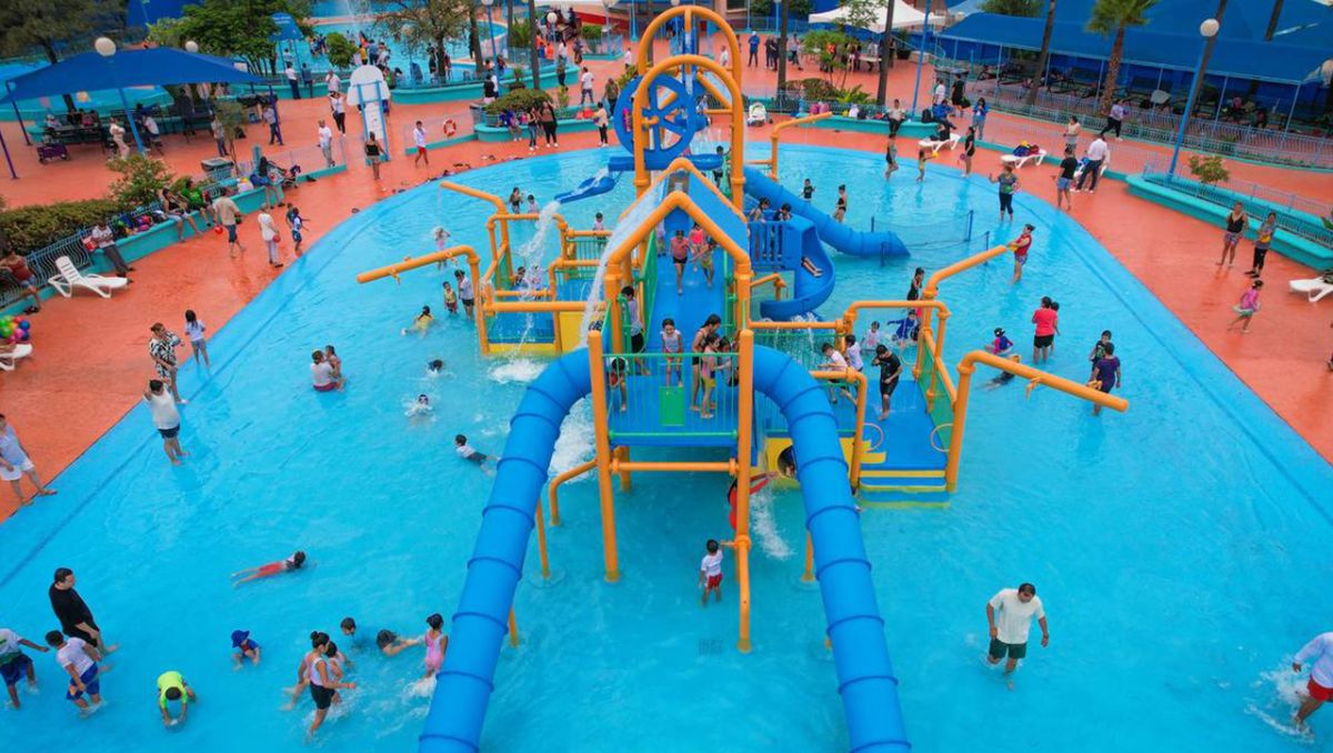 La zona acuática de Fundidora ofrece acceso libre para quienes buscan refrescarse | Especial