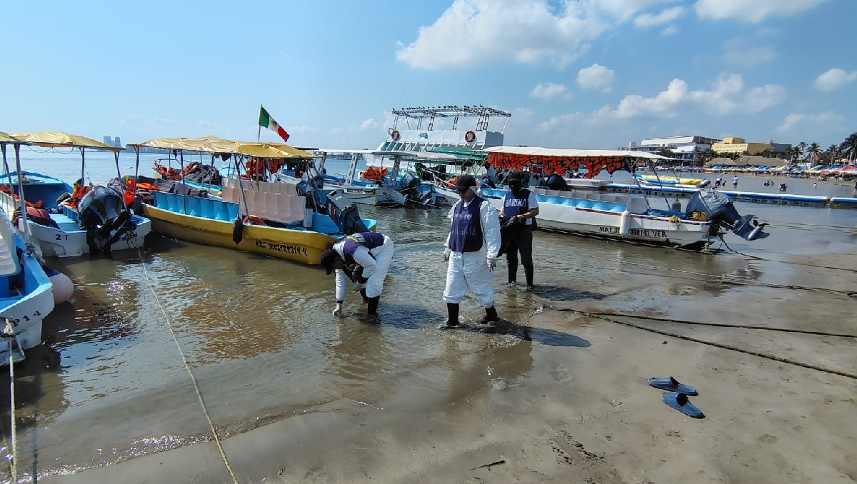Las autoridades siguen limpiando pequeños grumos de chapopote. | Especial