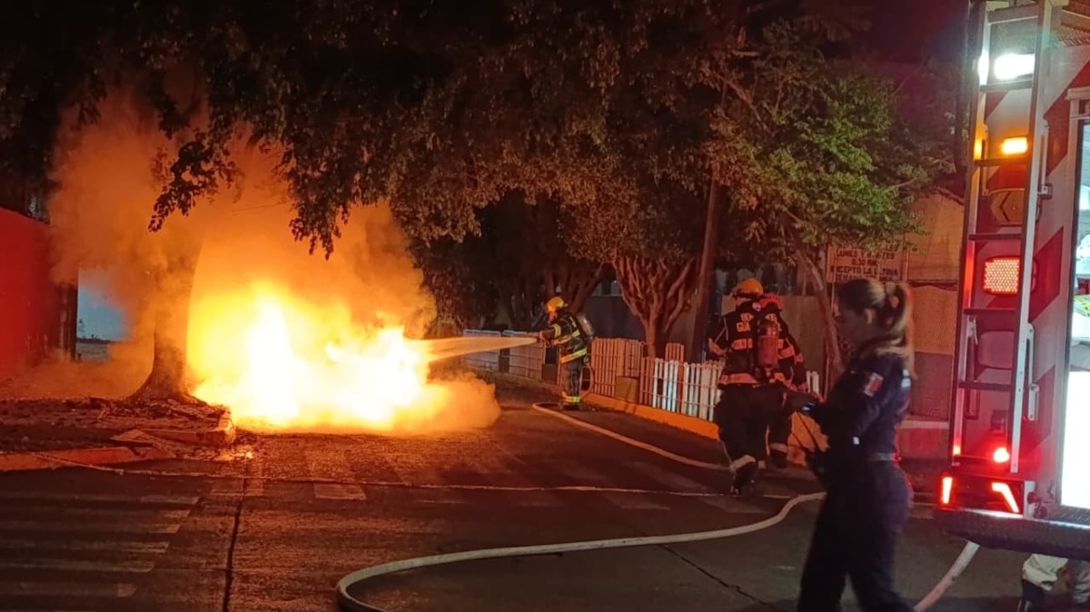 Bomberos y policías de Guadalajara atendieron el reporte del incendio (Foto: Vicente Torres Alfaro)