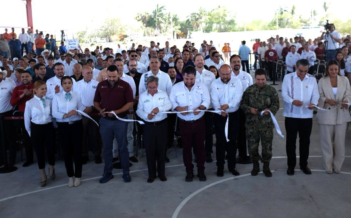 Corte de listón en la Universidad Tecnológica del Mar Tamaulipas.