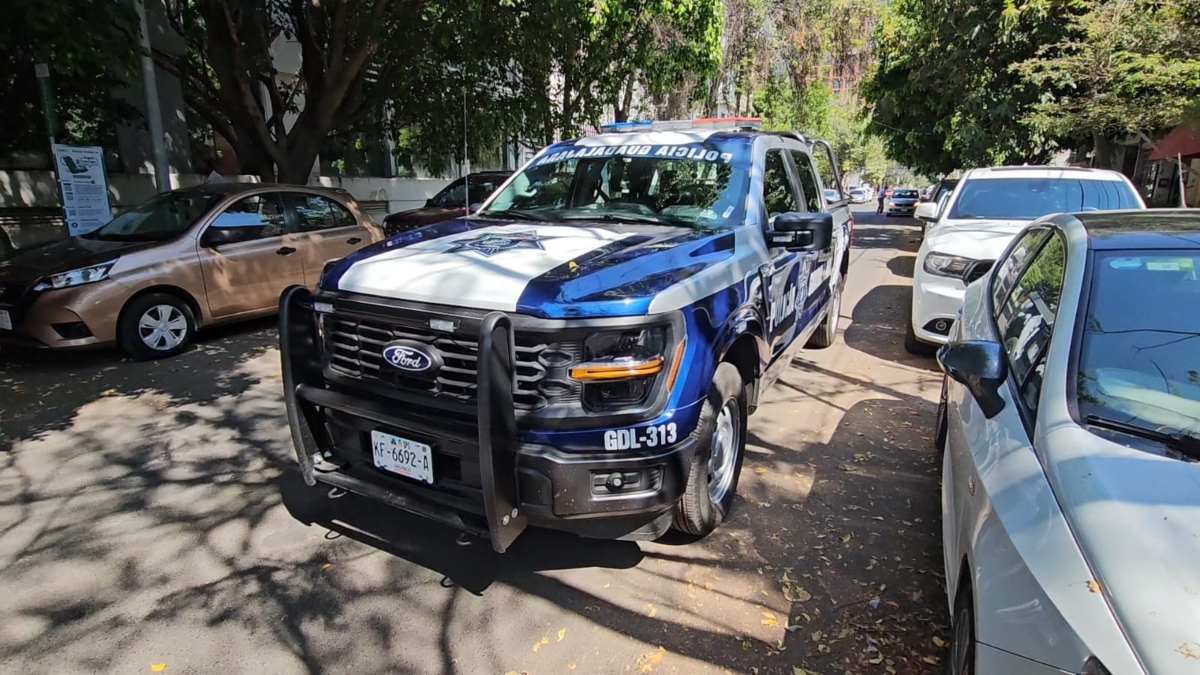 Elementos de la policía tapatía atendieron como primeros respondientes el reporte, pero nada pudieron hacer por el hombre (Foto: Juan Carlos Munguía)