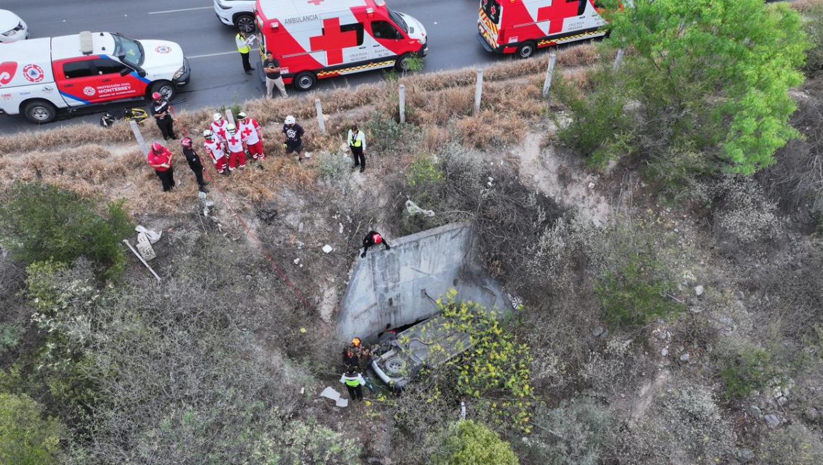 Elementos de Protección Civil y Cruz Roja realizaron maniobras para extraer a los lesionados. Omar Benavides