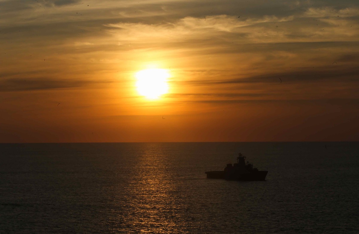 Mientras el festival se desbordaba, un grupo de corte místico danzaba en la orilla, aislado del caos que dominaba la playa | Araceli López