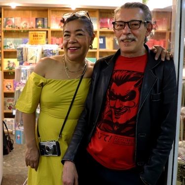 Lilia Barajas y Mauricio Bares, editores de Nitro/Press, en el corredor Un paseo por los libros del Pasaje Zócalo-Pino Suárez.