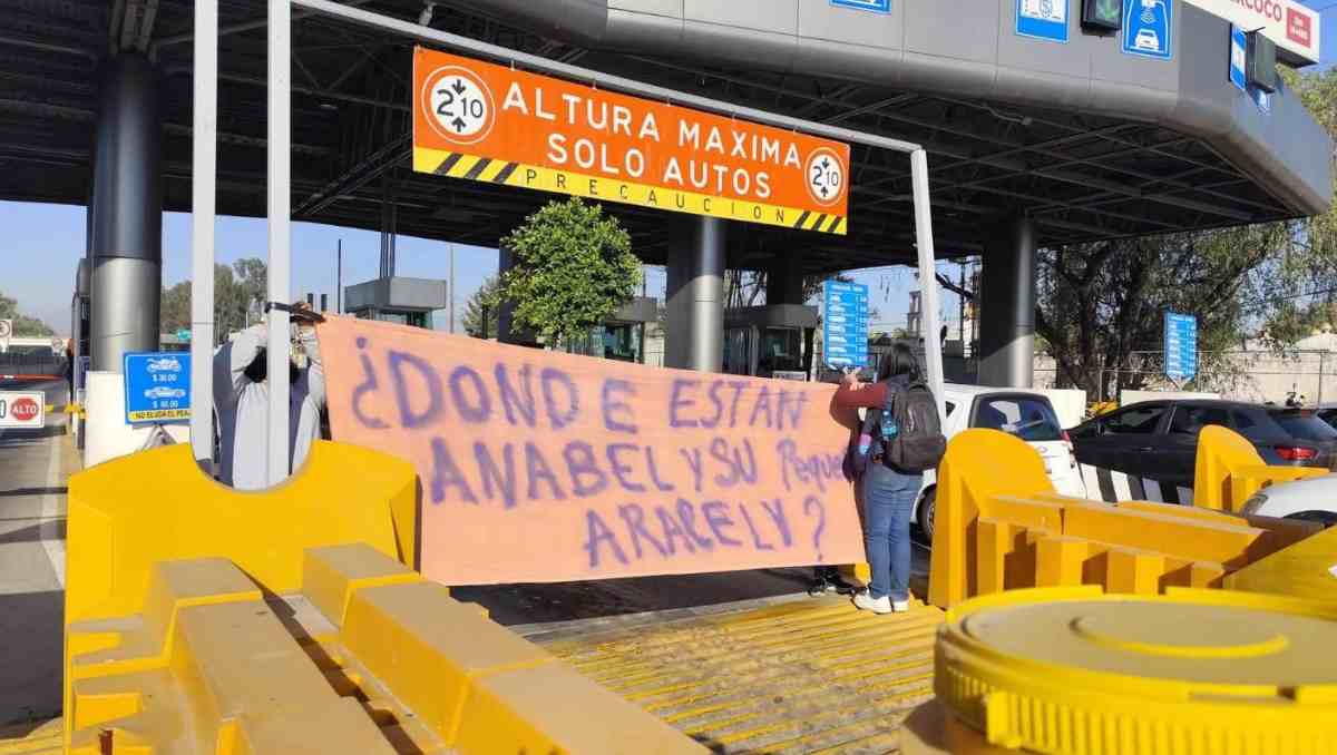 Con pancartas y fotografías de la menor y su madre, tomaron la caseta de cobro Peñón-Texcoco. Foto: Zuleyma García