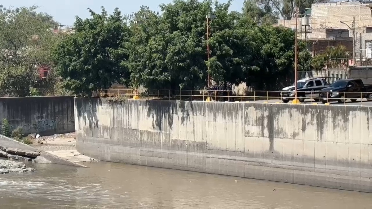 Policías de Guadalajara recibieron el reporte de un cuerpo flotando en el Río San Juan de Dios (Foto: Juan Carlos Munguía)