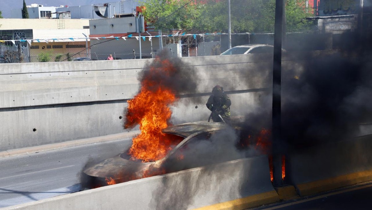 El siniestro afectó la circulación de sur a norte de la avenida Garza Sada al sur de Monterrey / Roberto Alanís