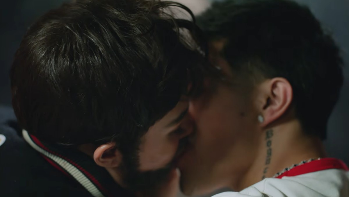 El Bogueto se besa con un hombre en su nuevo video. | FOTO: El Bogueto