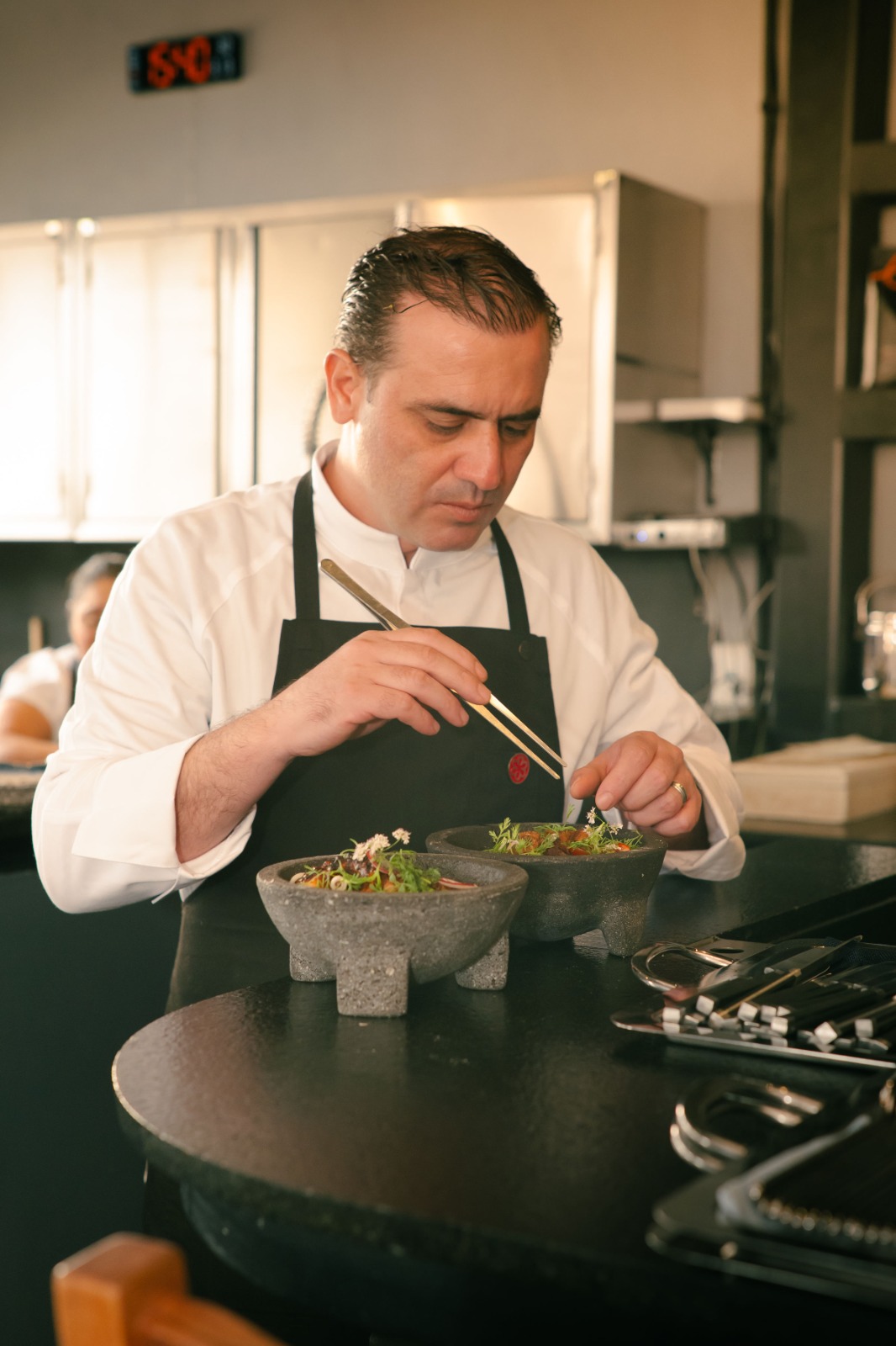 El chef revela su lado B con la propuesta que sirve en Conchita Rooptop / Especial