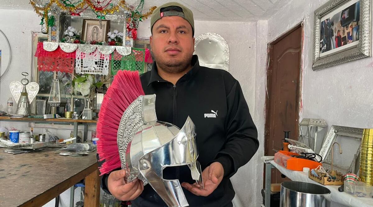 Jonathan trabajando en el taller Jonathan Aldair Romero lleva más de una década en el oficio de la metalistería.  | Melissa López