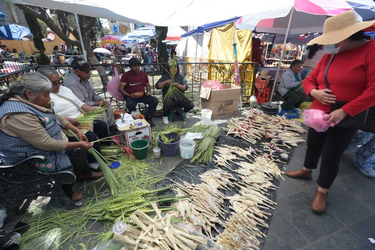 Mujeres otomíes y sustento en la víspera del Domingo de Ramos (Tania Contreras)