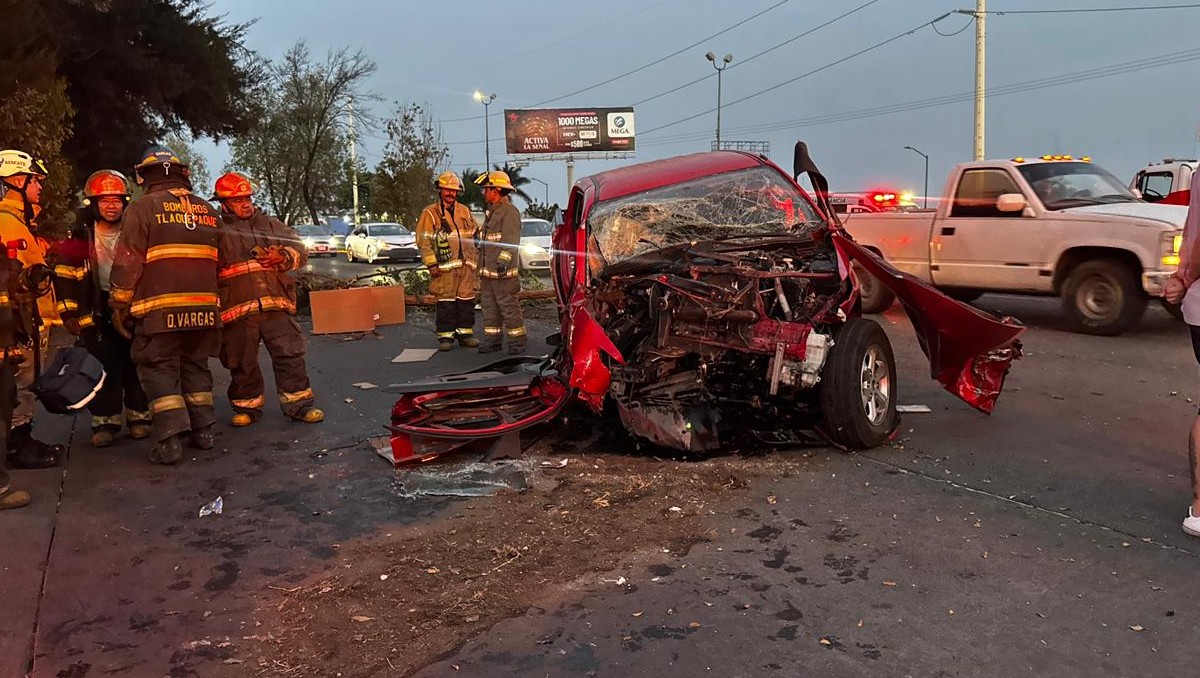 Oficiales bomberos usaron equipo hidráulico para auxiliar a las víctimas del choque (Usi Toledo)
