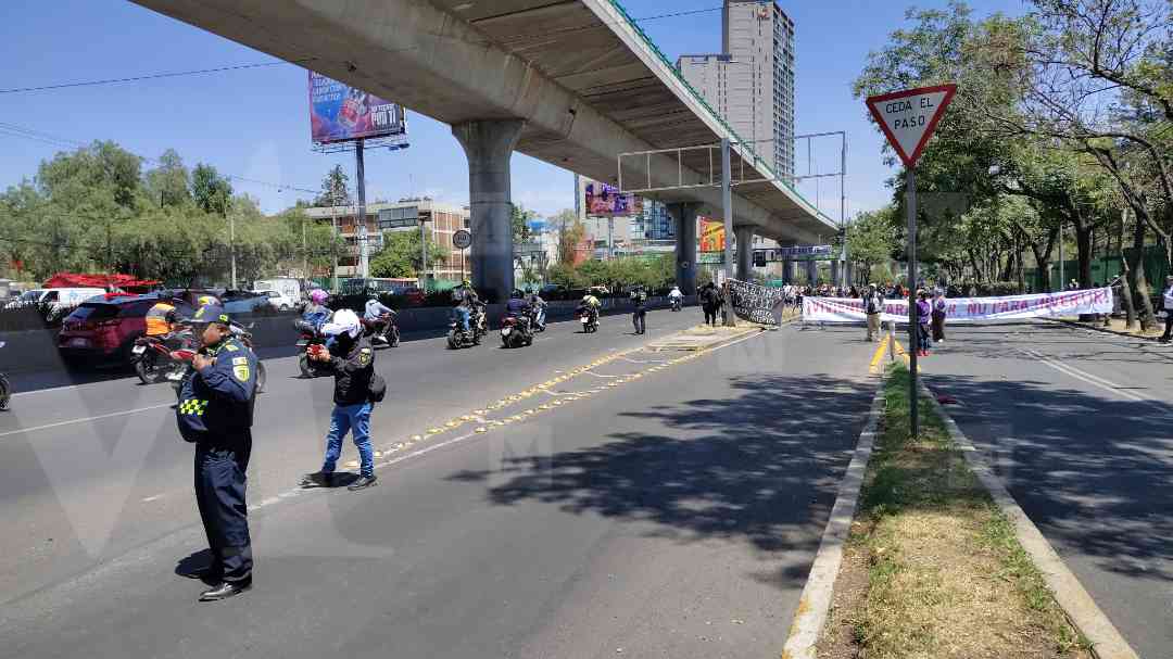 Bloquean Periférico Sur con reta de futbol en protesta por vivienda en Tlalpan