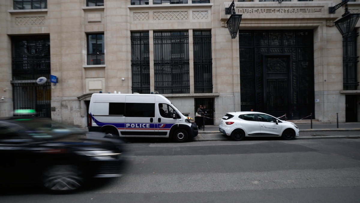 La policía francesa frente a las oficinas de Bank of America en París. | AFP