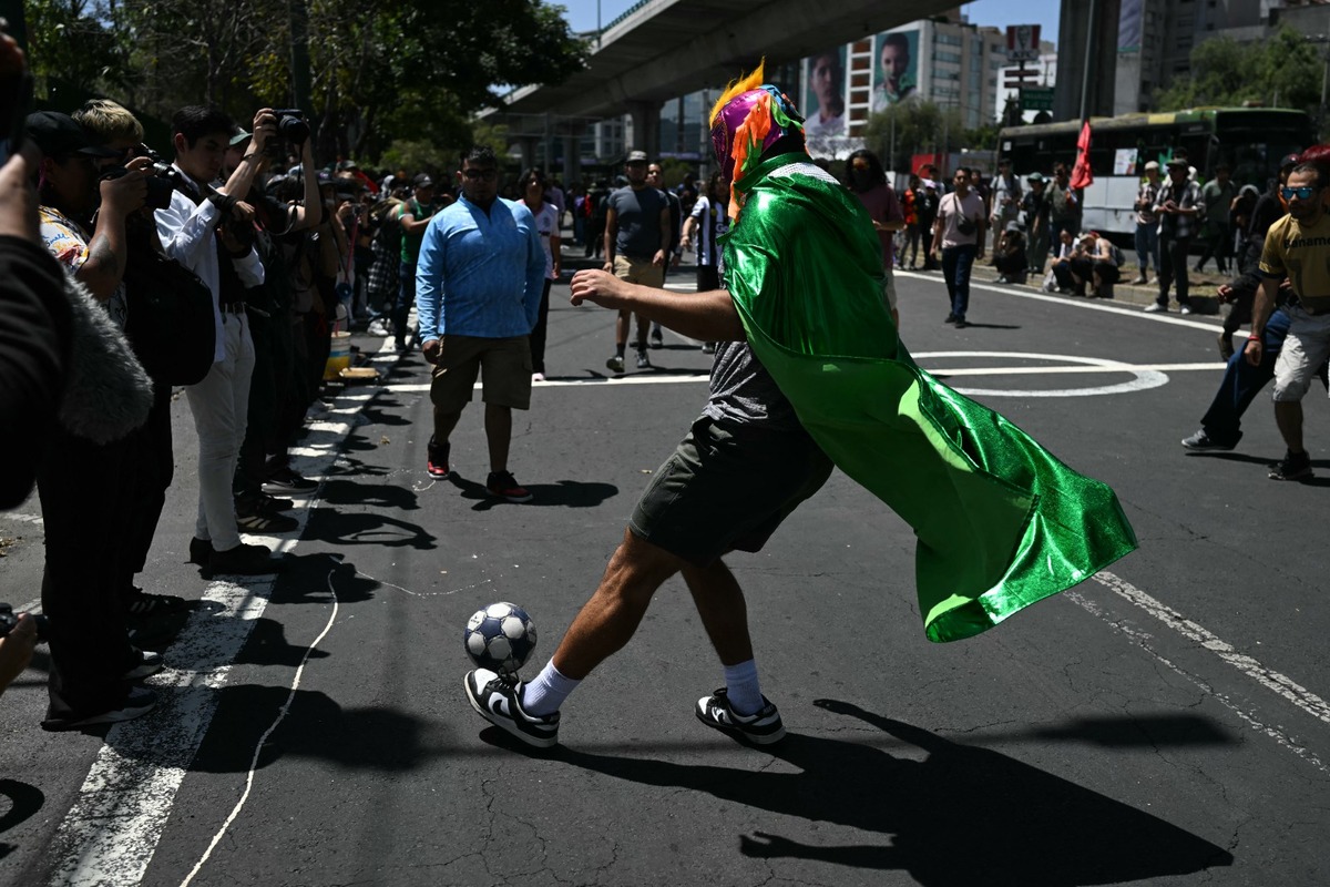 Protestan por vivienda con reta de futbol. | FOTO: Yuri Cortéz / AFP