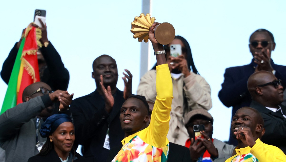 Senegal presenta el trofeo de la Copa Africana de Naciones en París pese a la sanción (Reuters)