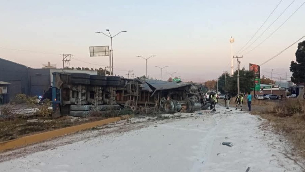 Tráiler sin frenos embiste a varios vehículos en Zitacuaro, Michoacán; hay cinco personas muertas y diez más heridas