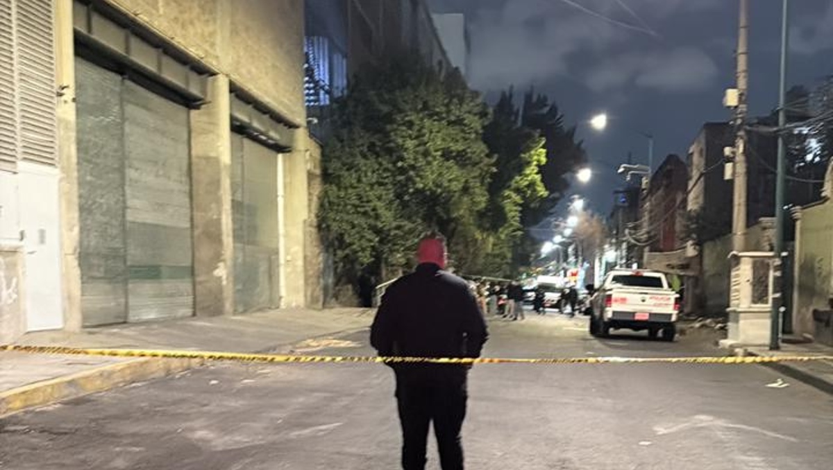 Tras el asesinanto, autoridades resguardaron la calle que está atrás de la Plaza Tlatelolco, en la Guerrero. | Especial