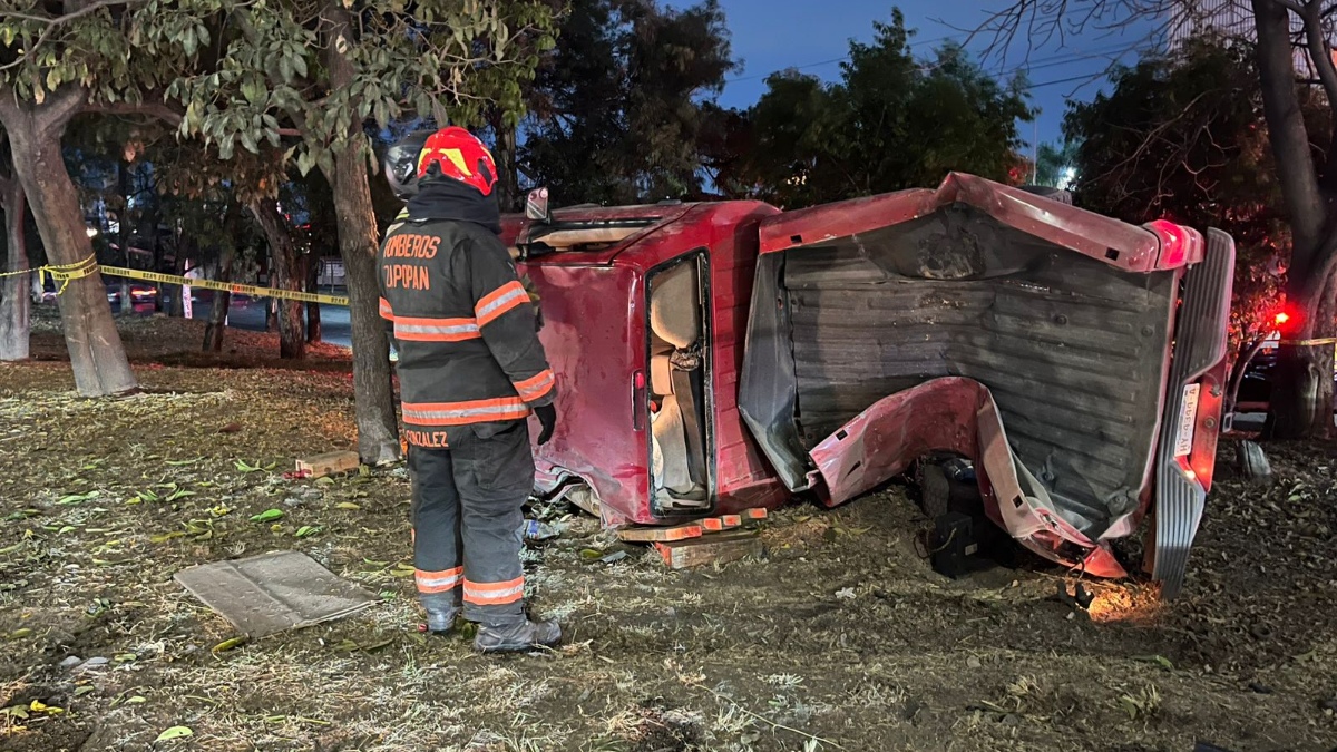 Bomberos de Zapopan acudieron al lugar para rescatar el cuerpo del hombre que permanecía prensado (Foto: Cortesía)