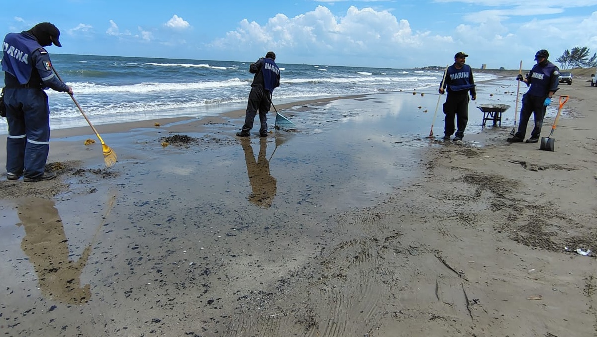 Semar limpia la playa El Jiote en Veracruz. | Especial