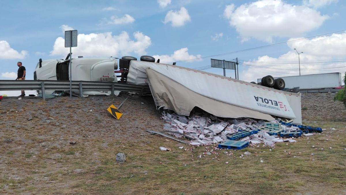 La volcadura dejó el contenedor recostado sobre la carpeta asfáltica | Especial