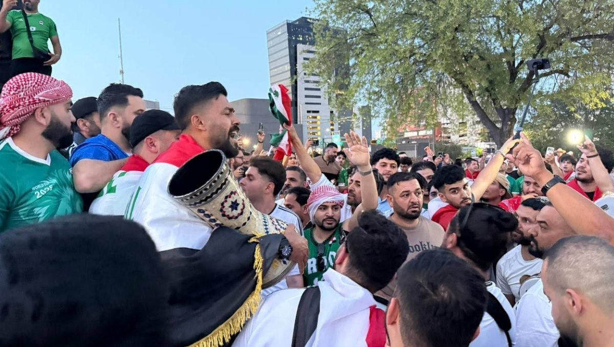 Afición de Irak toma el centro de Monterrey previo al repechaje del Mundial 2026 (Felipe Galidndo)