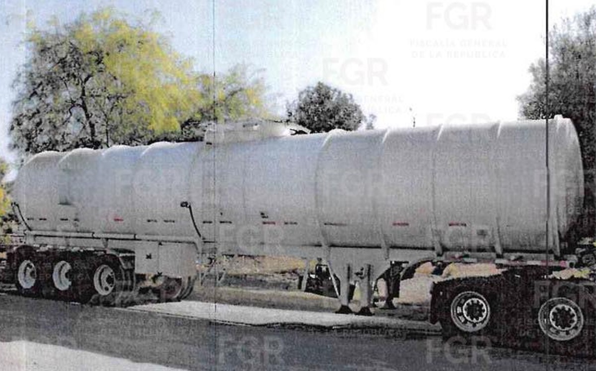 Autoridades aseguraron un tractocamión y un semirremolque que contenía aproximadamente 12 mil litros de hidrocarburo en Tamaulipas.