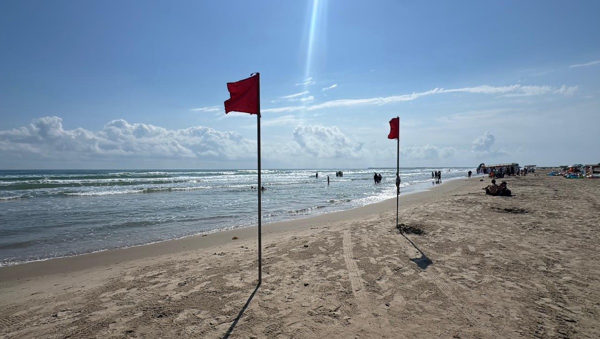 Bandera roja en playa Miramar. (Mario Juárez)