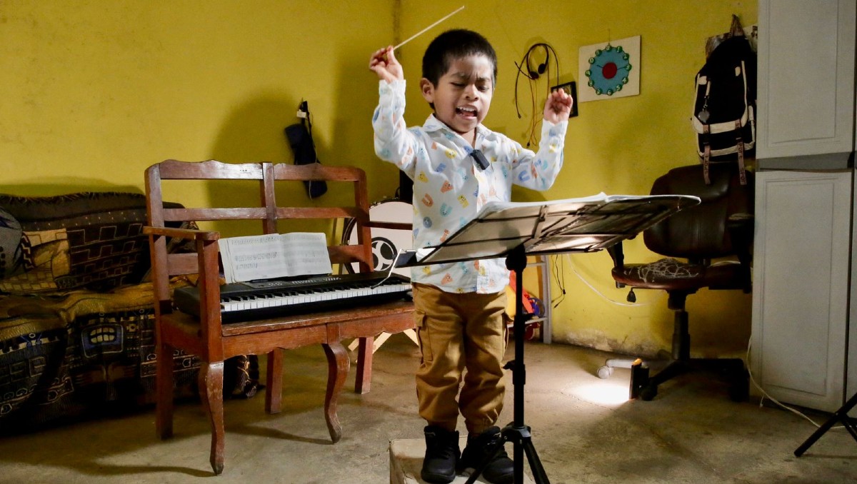 La batuta de Gaby es un palito de madera; su concertino es un muñeco de peluche. (Foto: Ariel Ojeda)