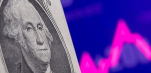 Billete de un dólar estadunidense aparece delante de un gráfico bursátil en esta ilustración. Mayo de 2021.