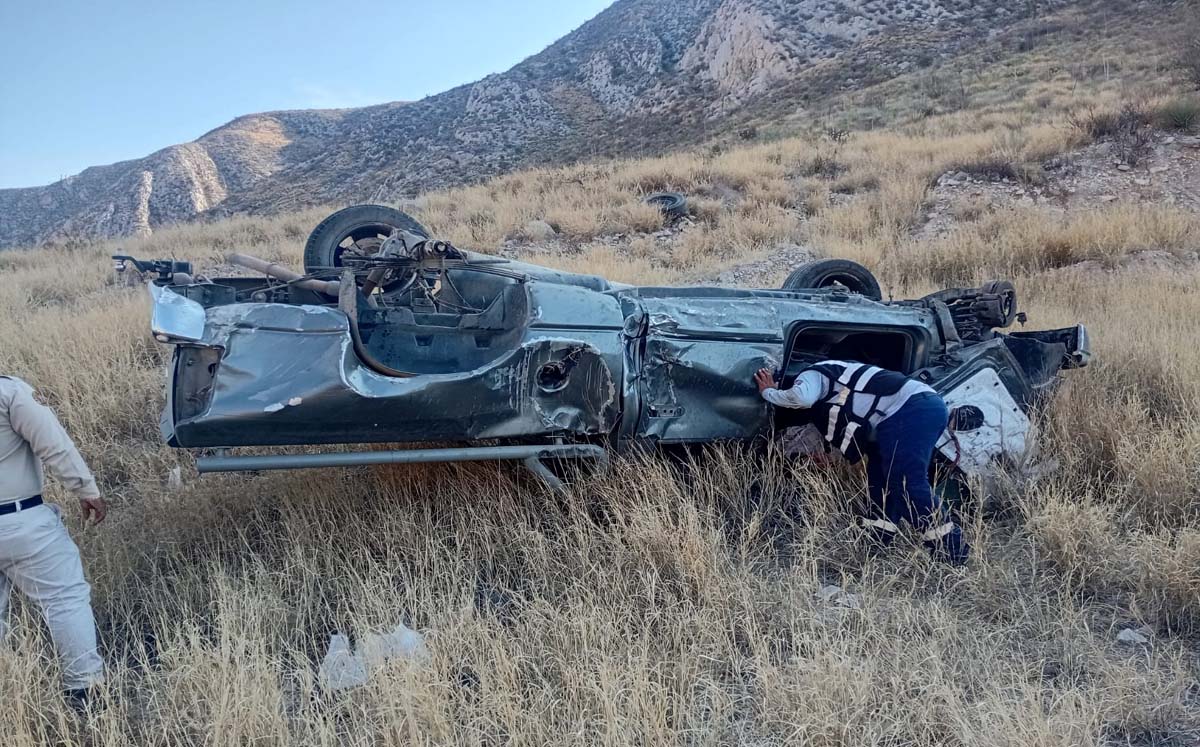 La camioneta cayó por la cuesta y quedó volcada. | Foto: Especial