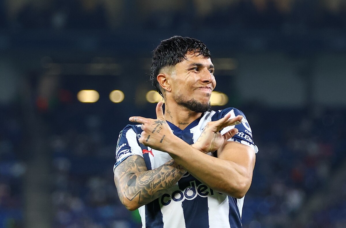 Carlos Salcedo durante un partido con Rayados de Monterrey (Imago7)