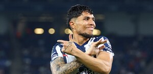Carlos Salcedo durante un partido con Rayados de Monterrey en la Liga MX.
