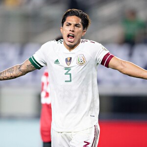 Carlos Salcedo, jugador de Rayados, durante un partido con la Selección Mexicana.